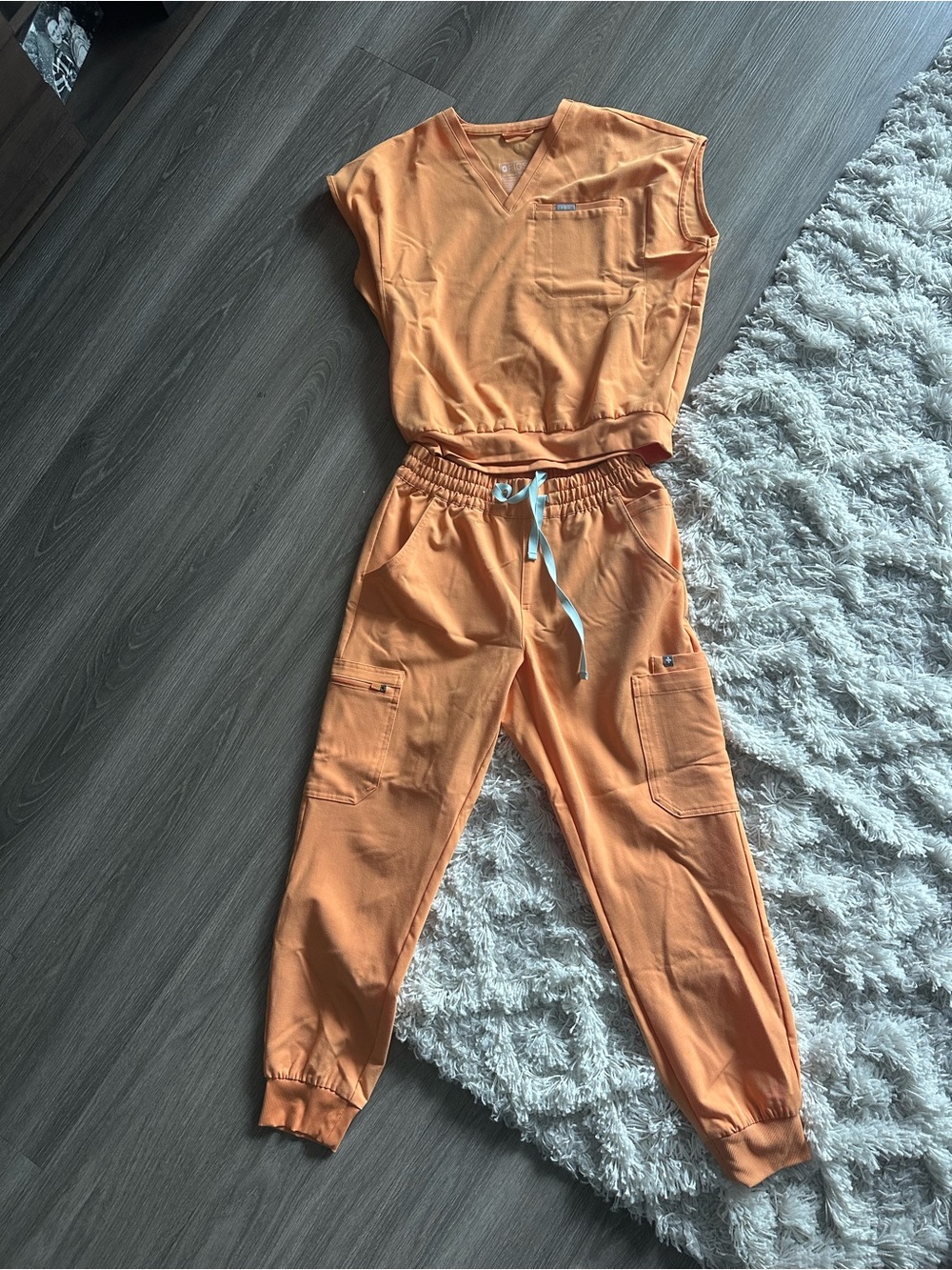 Women’s figs Sakura scrubs